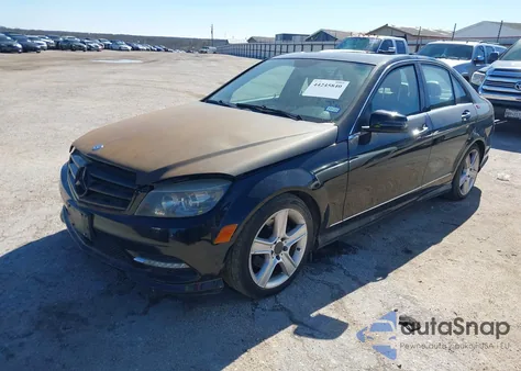 2011 Mercedes-Benz C 300 Luxury/Sport z USA, uszkodzony, nr VIN WDDGF5EB5BA468653